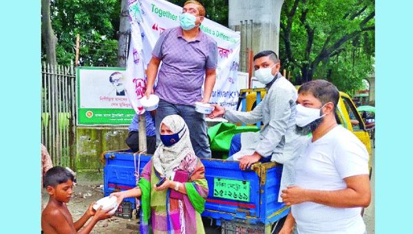 ঈদুল আজহার দিন রাজধানীর বিভিন্ন এলাকা থেকে সংগ্রহ করা কোরবানির মাংস দিয়ে বিরিয়ানি রান্না করে সুবিধাবঞ্চিত সাতশ মানুষের মধ্যে বিতরণ করে কৃষিবিদ ফাউন্ডেশন ফর হিউম্যানিটি